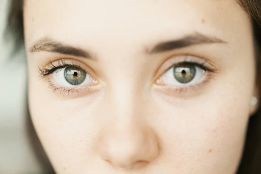 Unlock Your Inner Genius: How Eye Contact and Vocal Tone Can Make You Appear More Intelligent